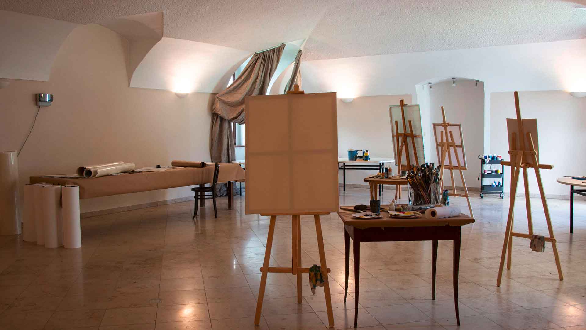 art retreat und Malkurse im Schloss Salaberg, Malsaal mit Staffeleien und Arbeitstischen