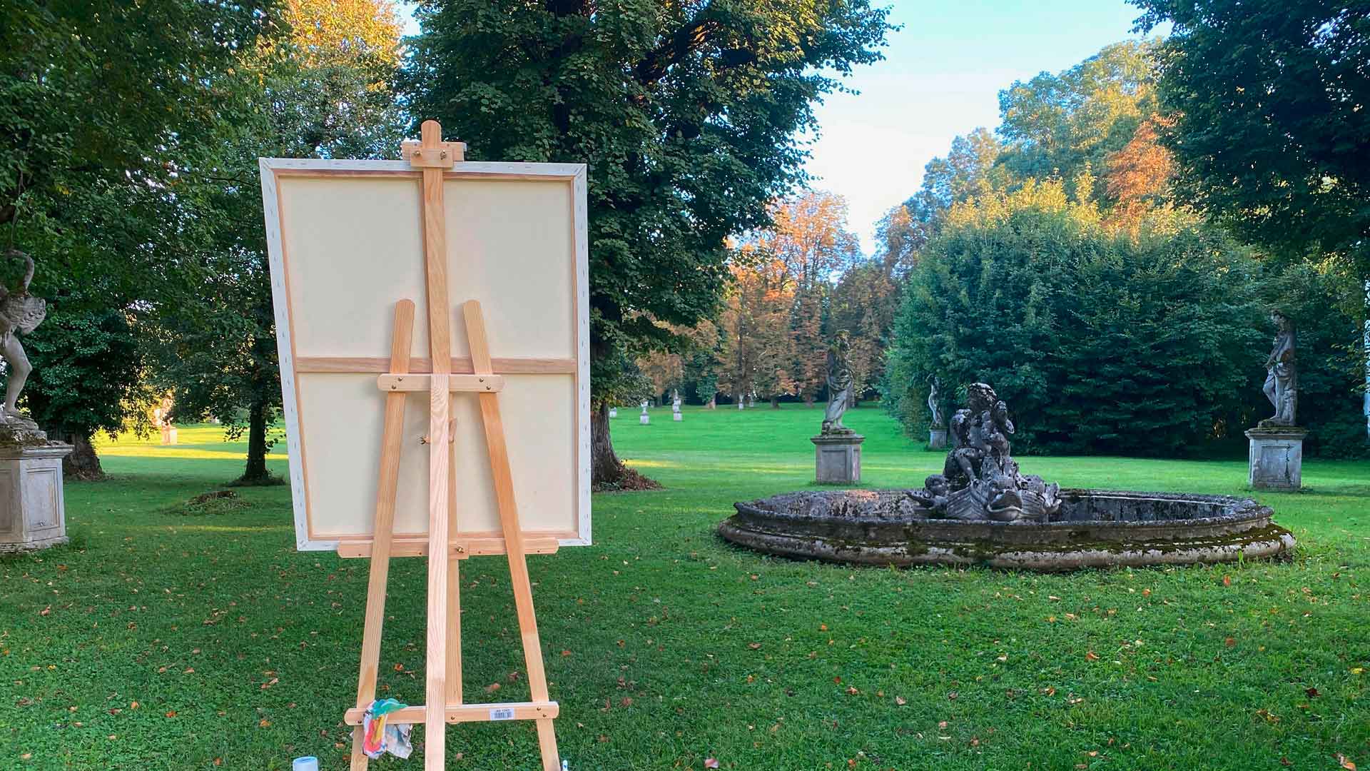 Malkurs und artretreat im Schloss Salaberg, Parkanlage mit Staffelei vor Brunnen