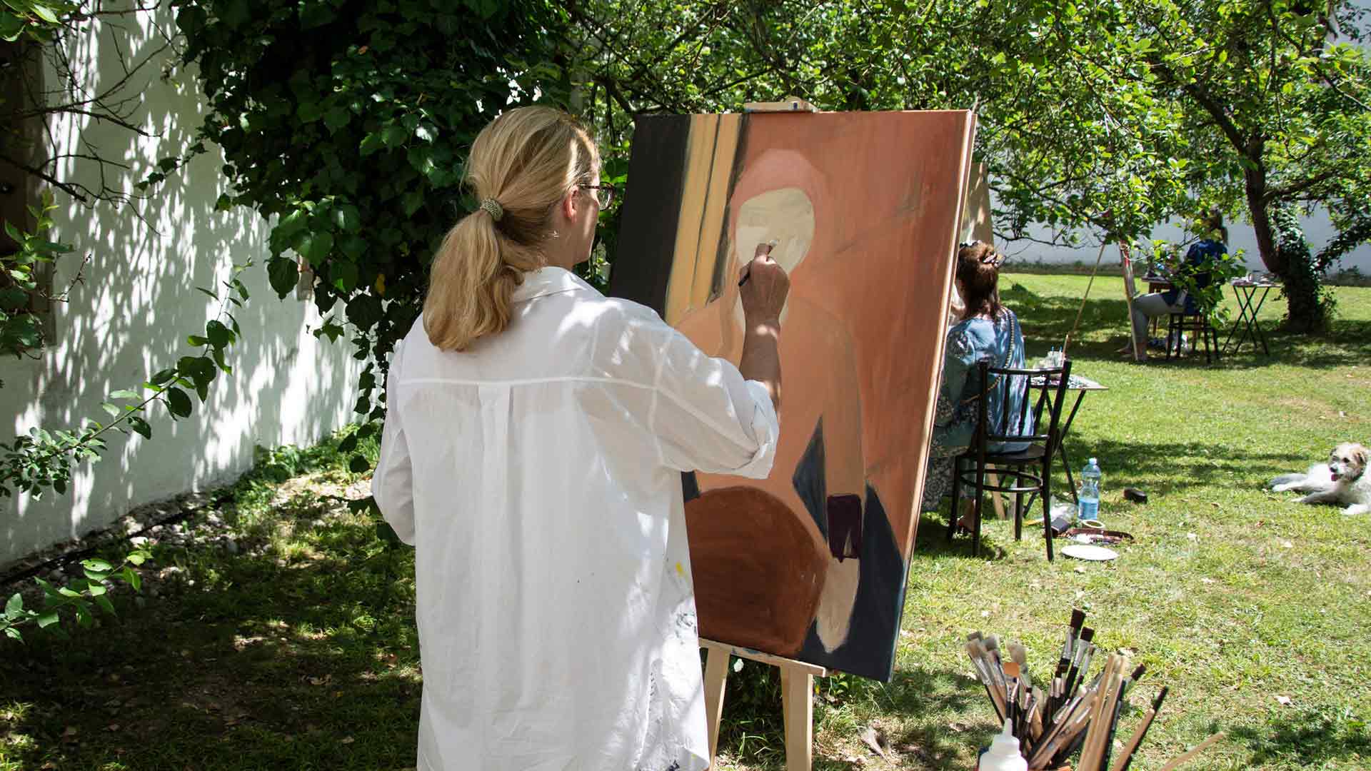 art2gether - artretreat Schloß Salaberg Sommer 2023, Malsaal mit Kursteinehmer:innen