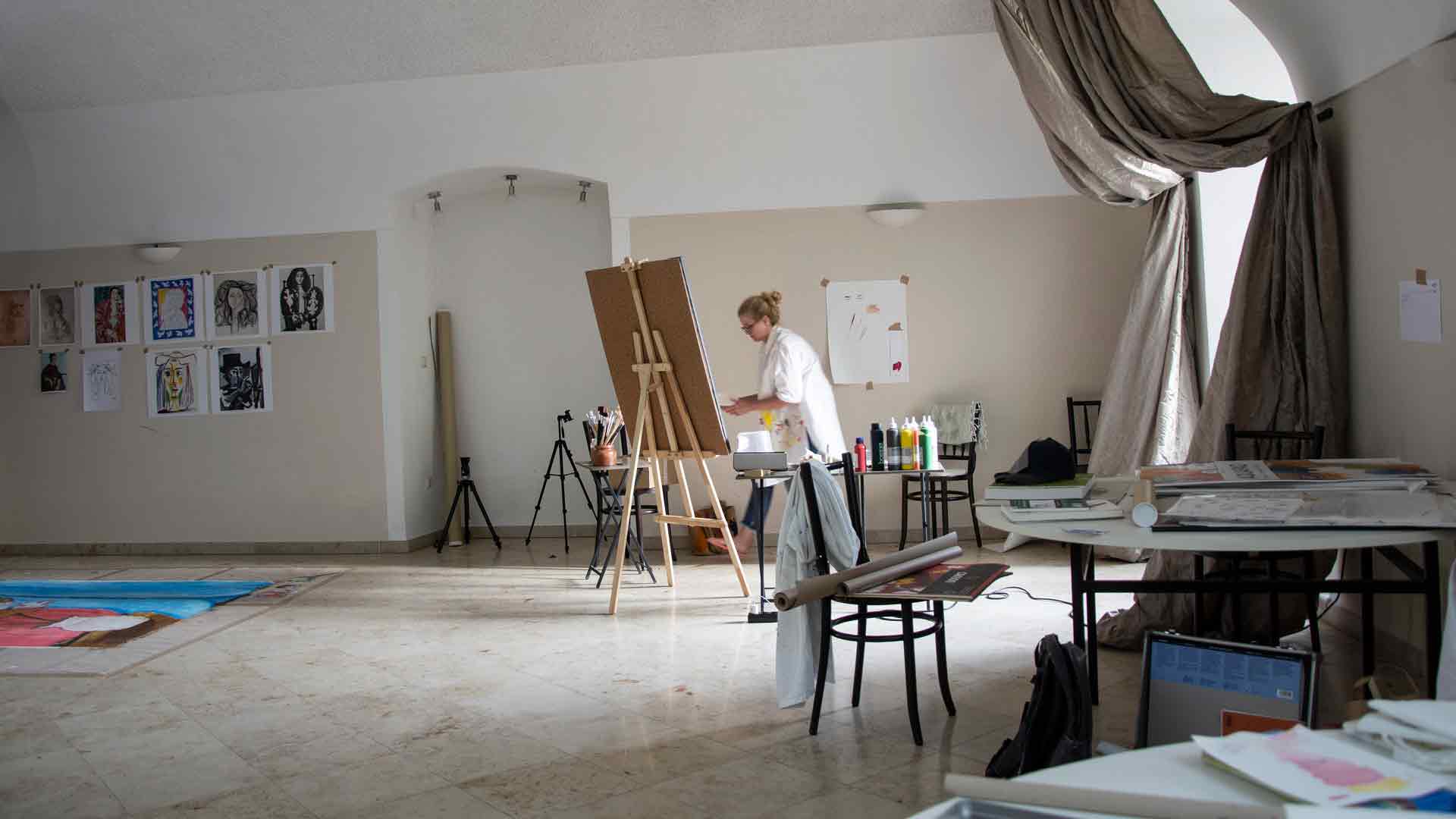 art2gether - artretreat Schloß Salaberg Sommer 2023, Malsaal mit Kursteinehmer:innen